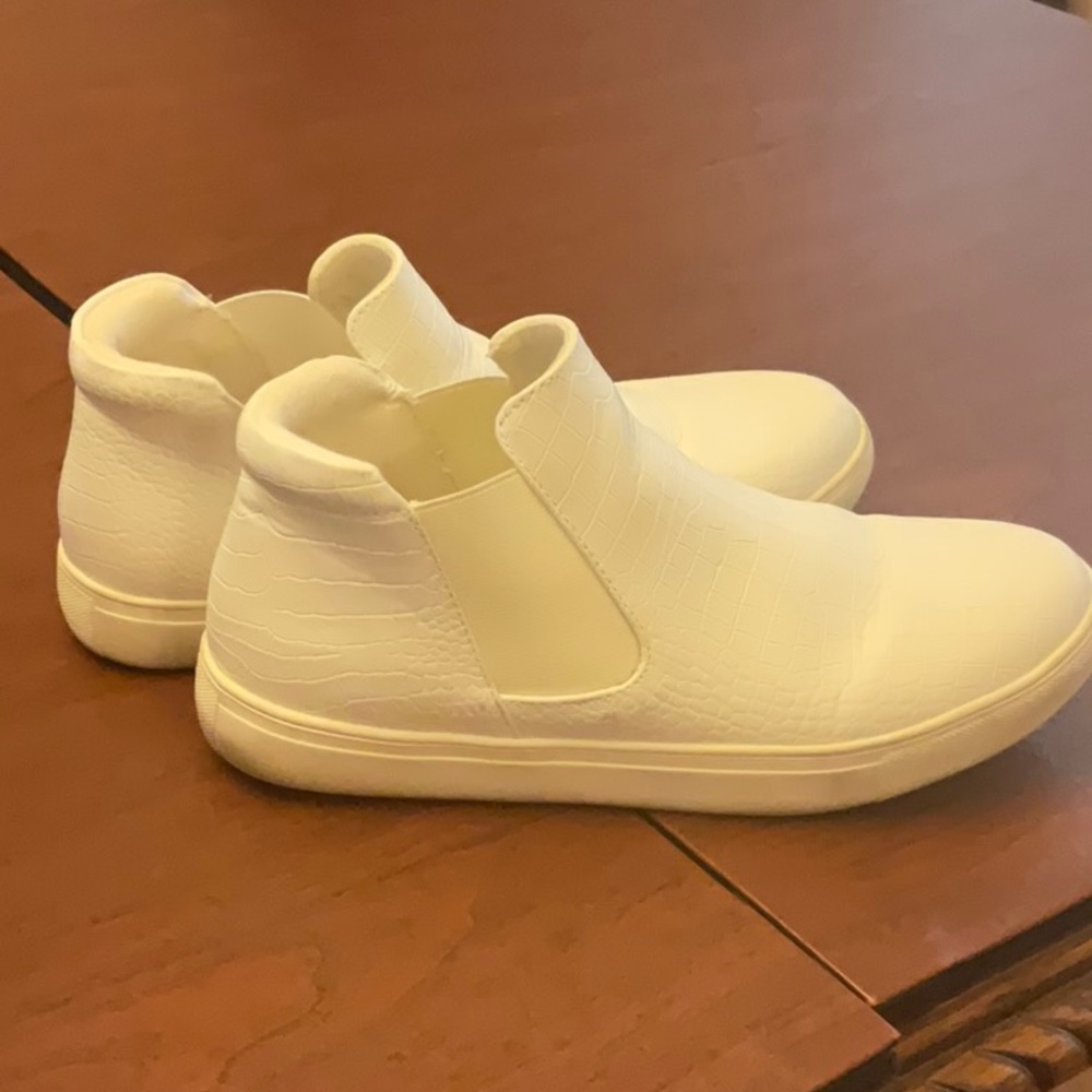 Pre-owned Off white slip on sneaker size 9.5
